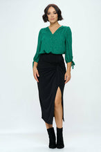 Charger l'image dans la galerie, Green Print V neck Top with Sleeve Tie
