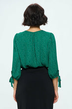 Charger l'image dans la galerie, Green Print V neck Top with Sleeve Tie
