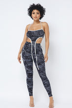 Charger l'image dans la galerie, Haut court imprimé en maille avec col licou en chaîne en plastique et leggings assortis
