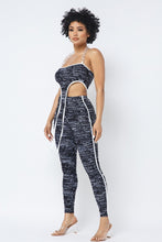 Charger l'image dans la galerie, Haut court imprimé en maille avec col licou en chaîne en plastique et leggings assortis
