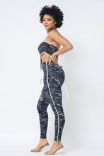 Charger l'image dans la galerie, Haut court imprimé en maille avec col licou en chaîne en plastique et leggings assortis
