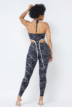 Charger l'image dans la galerie, Haut court imprimé en maille avec col licou en chaîne en plastique et leggings assortis
